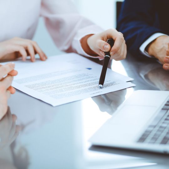 Fachanwalt-für-Arbeitsrecht-Mitarbeitergespräch-Vertragsverhandlung Fachanwalt-für-Arbeitsrecht-Mitarbeitergespräch-Vertragsverhandlung